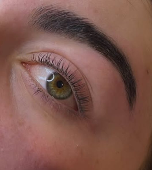 Cejas perfiladas con pestañas naturales levantadas