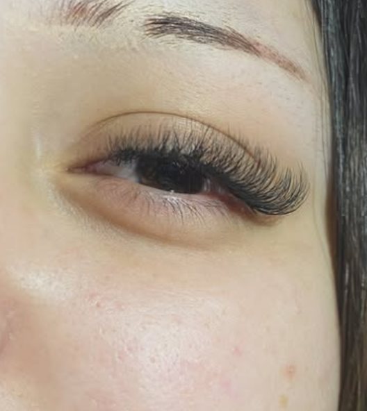 Extensiones de pestañas con volumen, ojo cerrado