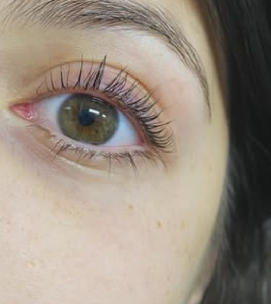 Cejas peinadas y pestañas con lifting