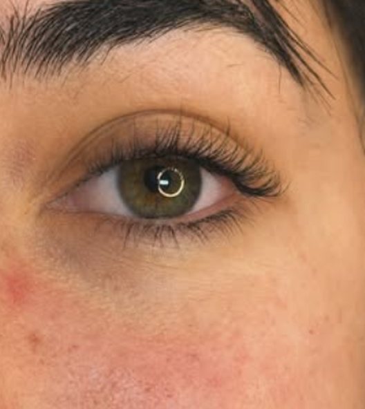 Cejas definidas con extensiones de pestañas